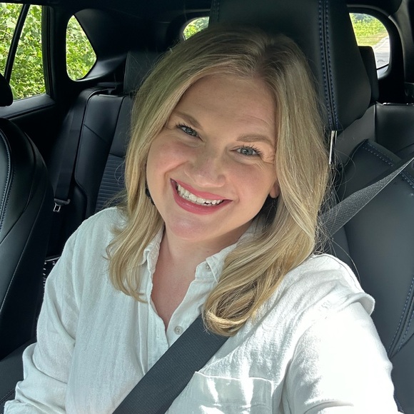 Meet your Posher, Lauren - Picture 2 of 2